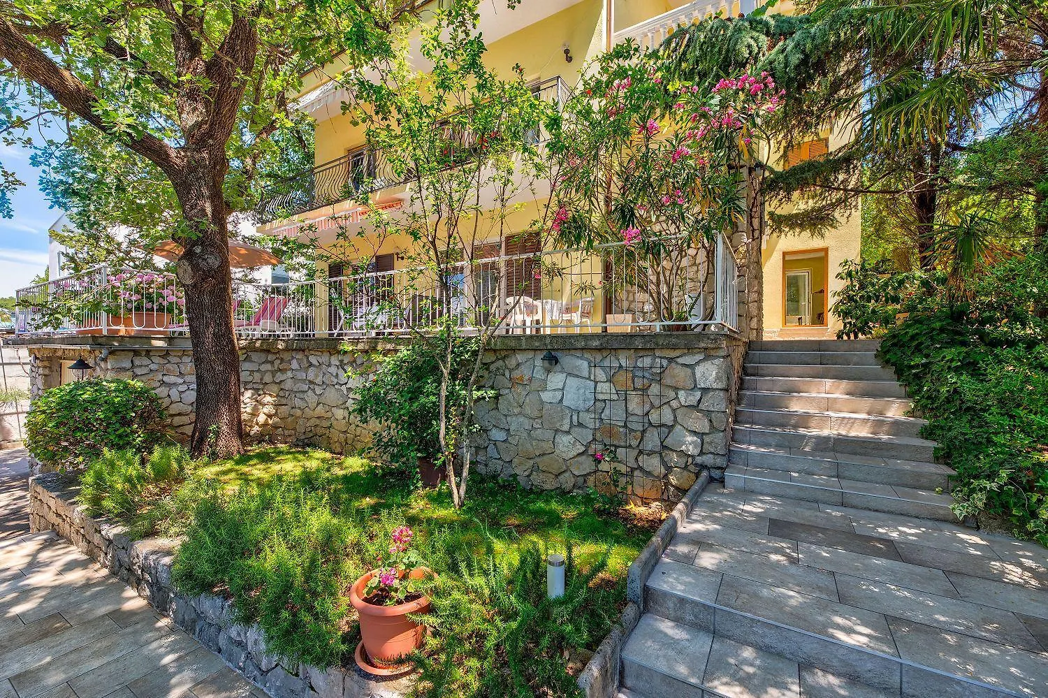 Charmantes Apartment Nur 200 Meter Zum Strand Mit Meerblick, Liegen, Grillbereich Selce Croatia
