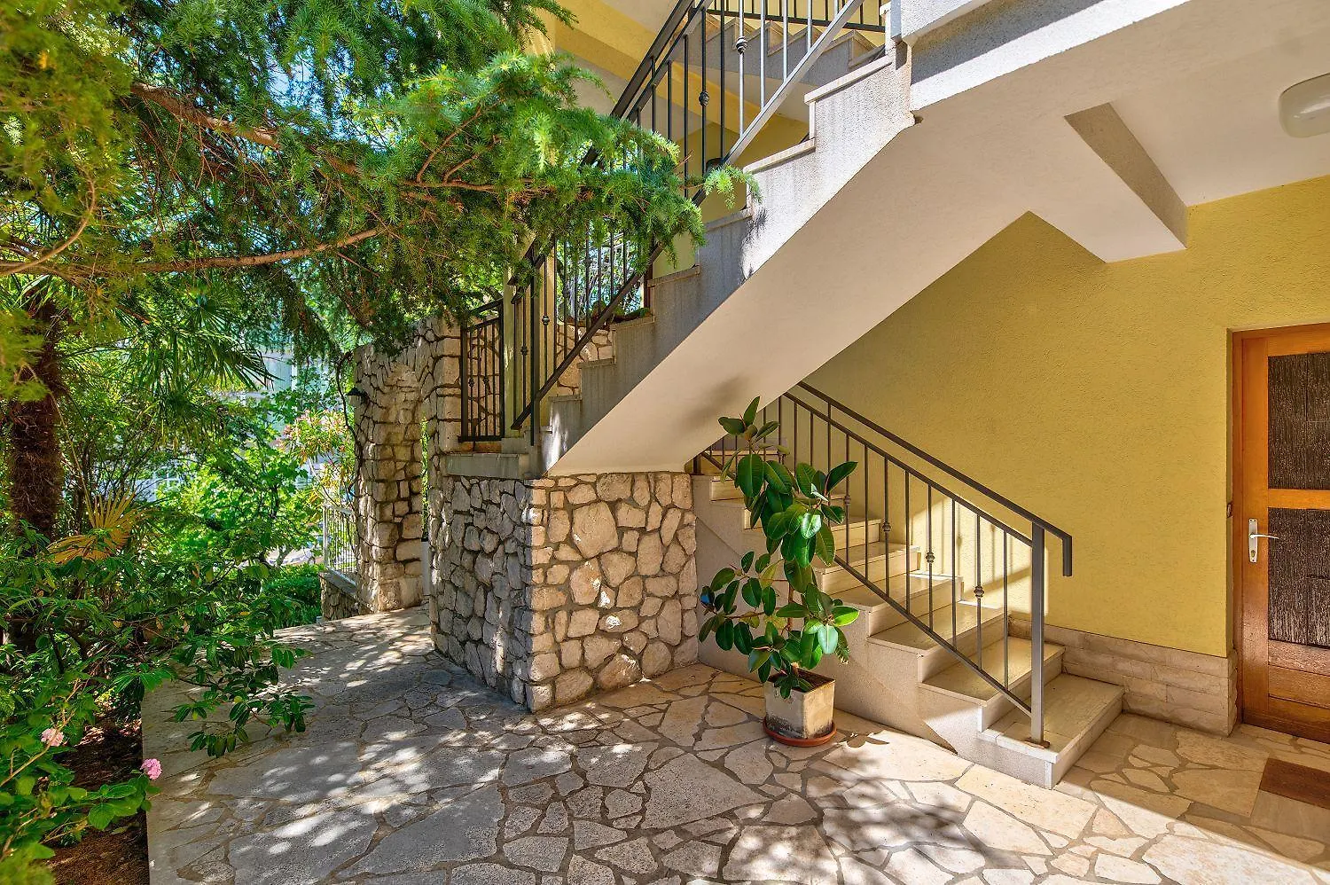 Charmantes Apartment Nur 200 Meter Zum Strand Mit Meerblick, Liegen, Grillbereich Selce