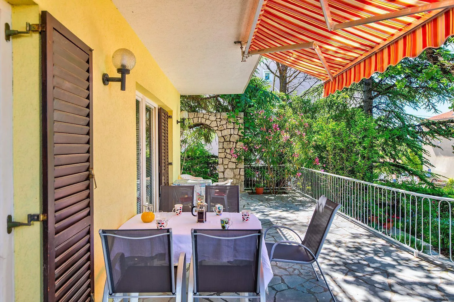 Charmantes Apartment Nur 200 Meter Zum Strand Mit Meerblick, Liegen, Grillbereich Selce